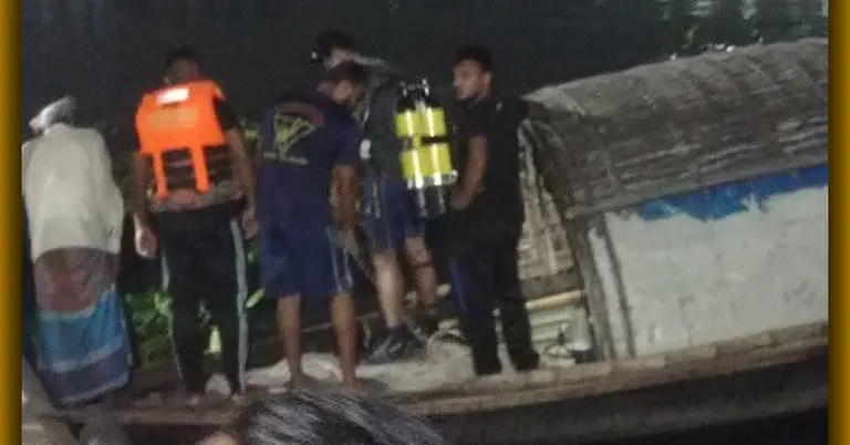 উদ্ধার কাজ চালাচ্ছে ফায়ার সার্ভিস